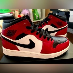 Air Jordan 1 Mid ‘Chicago Black Toe’